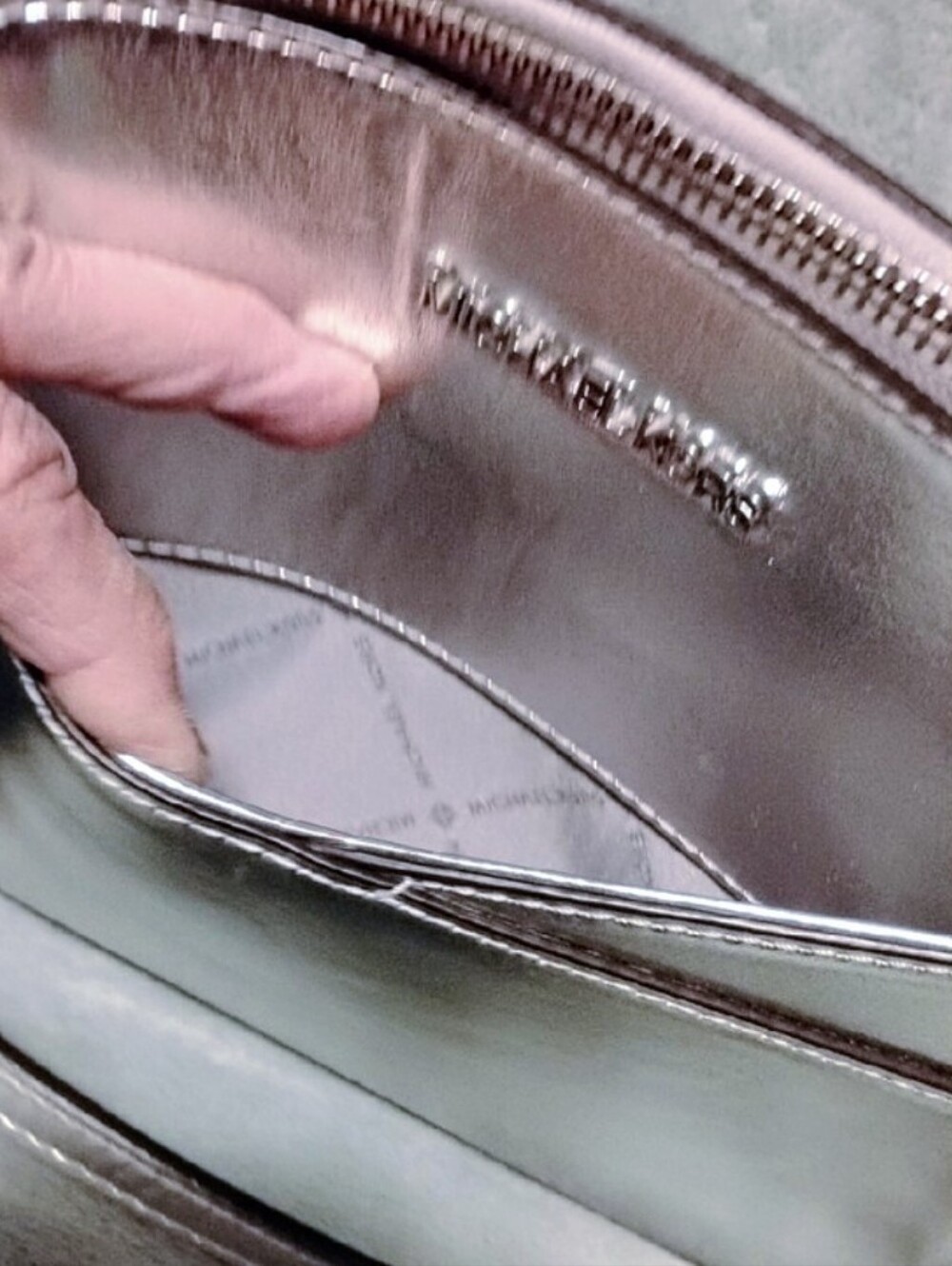 MICHAEL KORS Silver Metallic Leather Crossbody Bag! 💕EUC - Picture 2 of 5